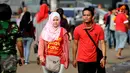 Salah satu suporter Semen Padang wanita berjalan memasuki areal Stadion GBK Jakarta, Minggu (24/1/2016). Semen Padang akan melawan Mitra Kukar dalam laga final Piala Jenderal Sudirman. (Liputan6.com/Helmi Fithriansyah)