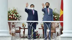 Presiden Joko Widodo (kanan) dan Perdana Menteri (PM) Vietnam Pham Minh Chinh melambaikan tangan di Istana Kepresidenan Bogor, Jawa Barat, Jumat (23/4/2021). Jokowi menggelar pertemuan bilateral dengan PM Pham Minh Chinh untuk membahas kerja sama antara kedua negara. (FOTO: Biro Pers Kepresidenan)