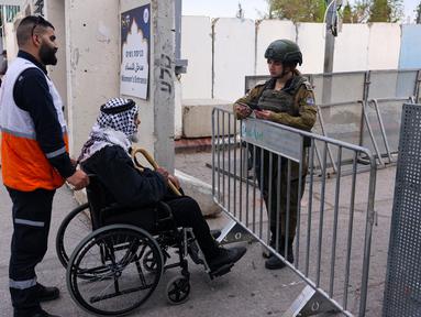 Seorang pria Muslim Palestina yang menggunakan kursi roda tiba di pos pemeriksaan Israel di Bethlehem, Tepi Barat yang diduduki Israel, pada 14 Maret 2025. (Hazem BADER/AFP)
