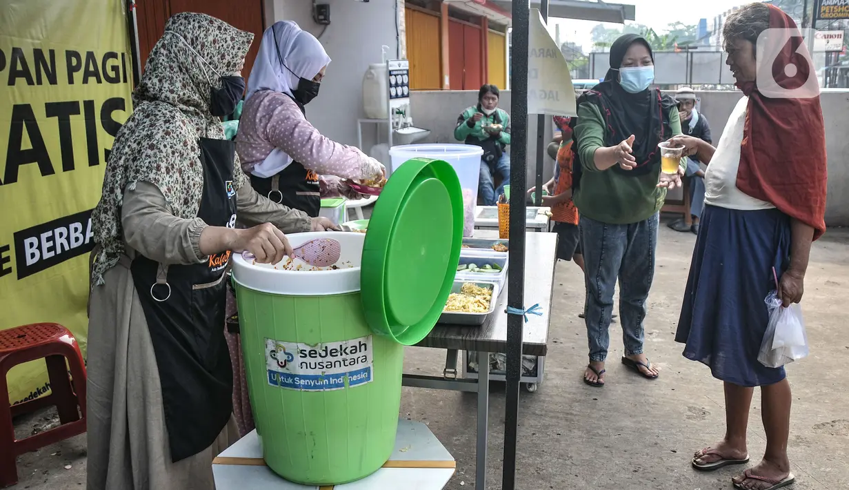 Relawan menyajikan sarapan gratis kepada warga di Lembaga Sedekah Nusantara, Sawangan, Depok, Minggu (5/9/2021). Aksi sosial ini digelar setiap hari mulai pukul 07.00-09.00 WIB yang menyajikan berbagai menu sarapan hingga 120 porsi tiap harinya. (merdeka.com/Iqbal S Nugroho)