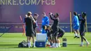 Pelatih Barcelona Ronald Koeman (tengah) saat sesi latihan di Barcelona, Spanyol, Selasa (19/10/2021). Barcelona akan menghadapi Dynamo Kiev pada pertandingan Grup E Liga Champions. (LLUIS GENE/AFP)