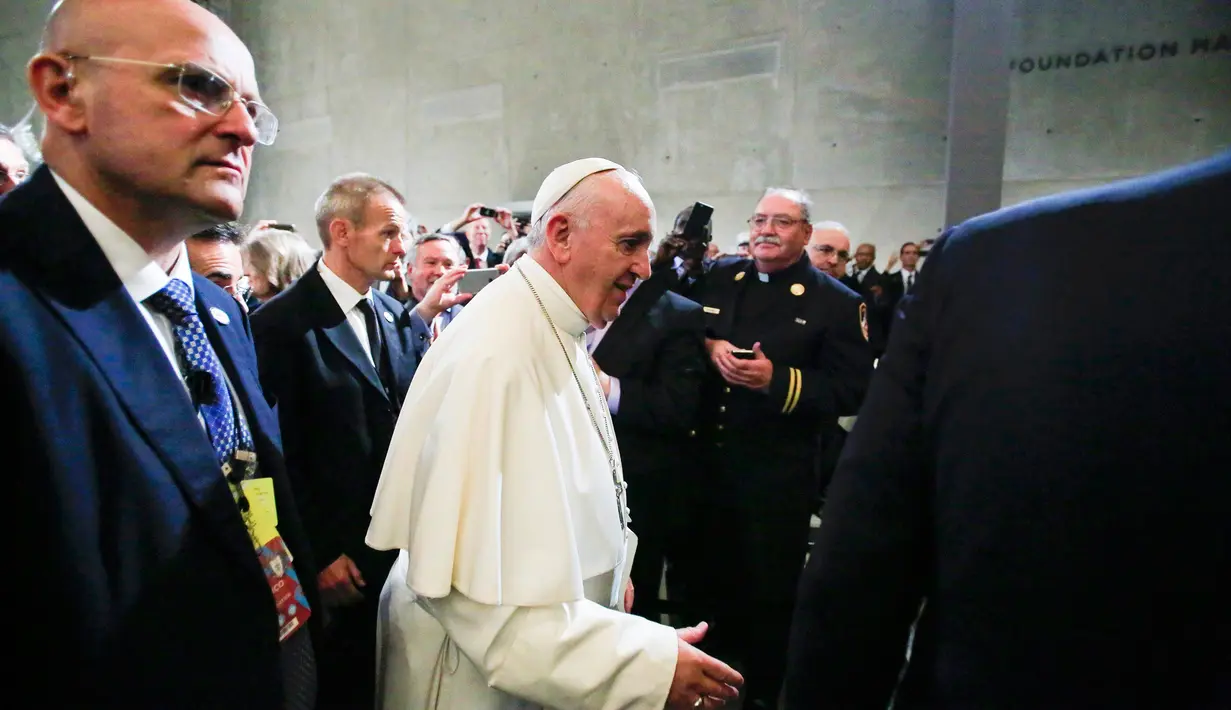 Paus Fransiskus menyapa pengunjung saat akan meninggalkan Museum 11 September di kota New York, Jumat (25/9/2015). Paus Fransiskus sedang melakukan kunjungan selama enam hari ke Amerika Serikat. (REUTERS/Thomas A. Ferrara/Newsday/POOL)