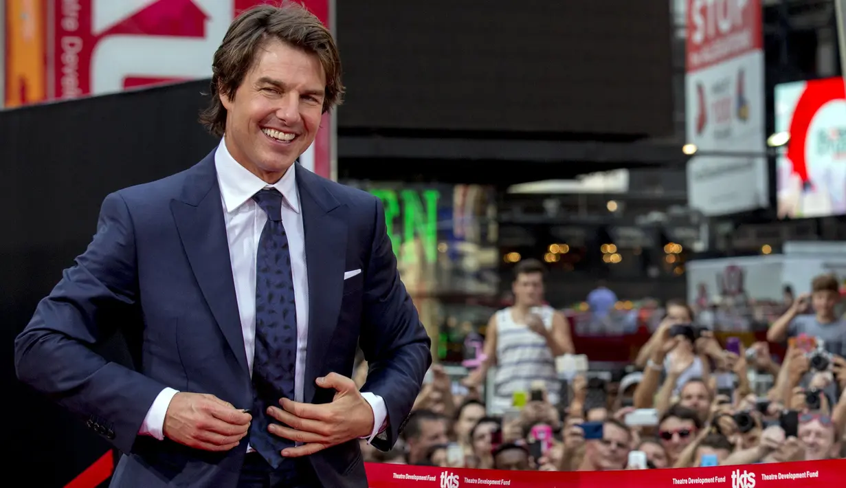 Aktor  Hollywood, Tom Cruise berpose saat acara  pemutaran perdana film " Mission Impossible : Rogue Nation”  di New York, AS, Senin (27/7/ 2015). Film ini adalah yang kelima dalam serial  Mission: Impossible. (REUTERS/Brendan McDermid)