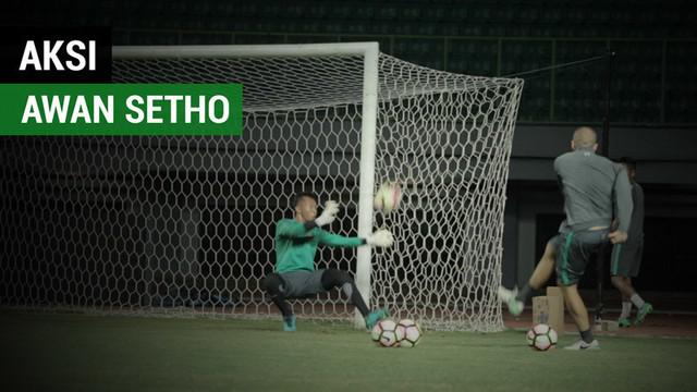 Berita video aksi kiper Bhayangkara FC, Awan Setho, pada latihan perdananya di Timnas Indonesia senior, Senin (2/10/2017).