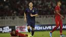 Gelandang Thailand, Supachok Sarachat, merayakan gol ke gawang Timnas Indonesia pada laga Kualifikasi Piala Dunia 2022 di SUGBK, Jakarta, Selasa (10/9). Indonesia kalah 0-3 dari Thailand. (AFP/Vitalis Yogi Trisna)