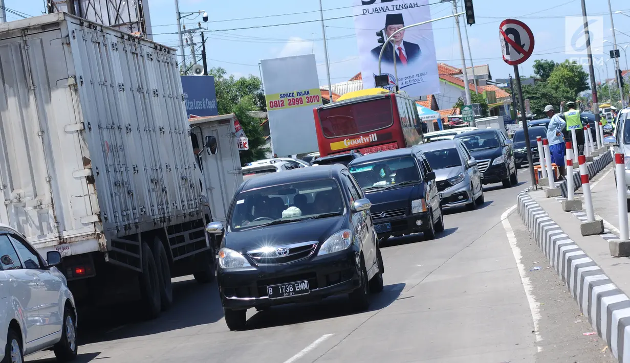 Kendaraan melewati jalur contraflow di Simpang Tiga Keluar Tol Brebes, Jawa Tengah, Sabtu (23/12). Memasuki libur panjang Natal 2017, arus lalu lintas di Simpang Tiga Keluar Tol Brebes terlihat ramai lancar. (Liputan6.com/Helmi Fithriansyah)