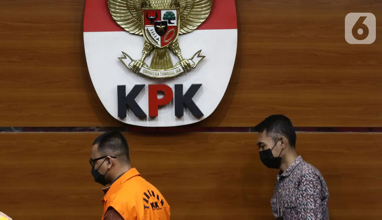 Akbar Tandaniria Mangku Negara (kiri) usai menjalani rilis penetapan dan penahanan tersangka dugaan tindak pidana korupsi terkait dugaan penerimaan gratifikasi di Pemkab Lampung Utara Tahun 2015 s/d 2019, Gedung KPK Jakarta, Jumat (15/10/2021). (Liputan6.com/Helmi Fithriansyah)