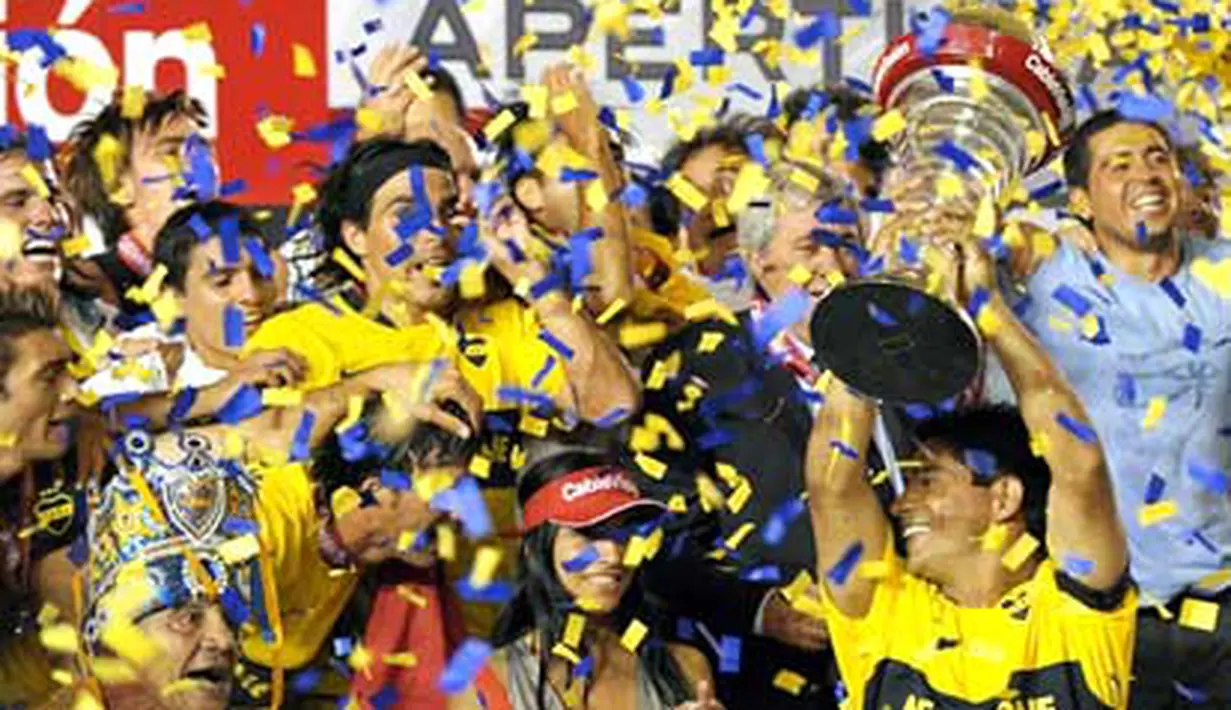 Boca Juniors' Hugo Ibarra holds up the trophy after obtaining the Argentina's league Championship at Presidente Juan Domingo Peron Stadium in Avellaneda, Buenos Aires, December 23, 2008. AFP PHOTO/Alejandro PAGNI 