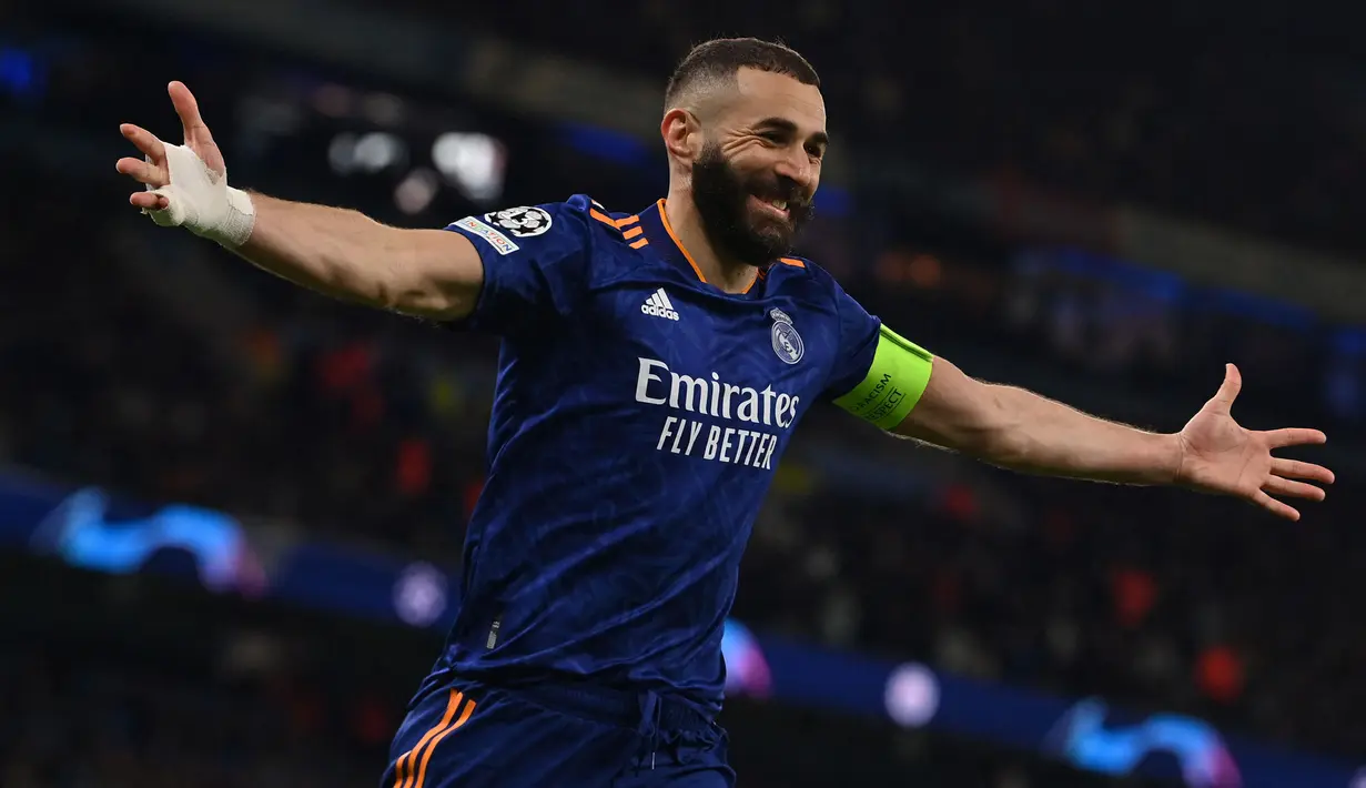 <p>Karim Benzema berhasil menambah torehan golnya di partai semifinal Liga Champions pada musim ini meski Real Madrid dikalahkan Manchester City 3-4. Sejauh ini penyerang asal Prancis tersebut berhasil melesatkan tujuh gol di babak empat besar ajang tersebut. (AFP/Paul Ellis)</p>