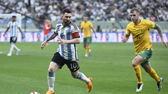 <p>Bintang Timnas Argentina, Lionel Messi, saat menghadapi Australia dalam laga FIFA Matchday di Worker's Stadium, Beijing, Kamis (15/6/2023). Lionel Messi mencetak satu gol dalam laga ini. (WANG ZHAO / AFP)</p>