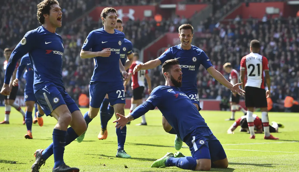 Ekspresi pemain Chelsea, Olivier Giroud (2kanan) usai membobol gawang Southampton pada lanjutan Premier League di St Mary's Stadium, Southampton, (14/4/2018). Chelsea menang 3-2. (AFP/Glyn Kirk)