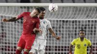 Striker Indonesia, Beto Goncalves, duel udara dengan bek Timor Leste, Gumario Augusto, pada laga Piala AFF 2018 di SUGBK, Jakarta, Selasa (13/11). Indonesia menang 3-1 atas Timor Leste. (Bola.com/M. Iqbal Ichsan)
