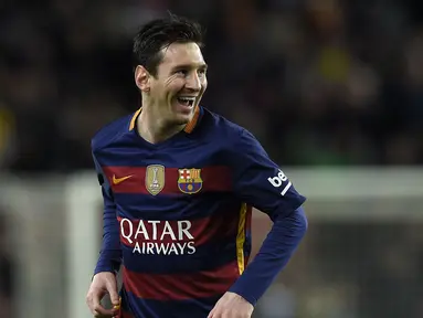 Bintang Barcelona, Lionel Messi tersenyum usai mencetak gol ke gawang Celta Vigo pada lanjutan La Liga Spanyol pekan ke-24 di Stadion Camp Nou, Barcelona. (AFP / Lluis Gene)