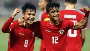 Selebrasi pemain Timnas Indonesia U-23, Witan Sulaeman (kiri) bersama Pratama Arhan setelah mencetak gol kedua ke gawang Yordania U-23 pada laga ketiga Grup A Piala Asia U-23 2024 di Abdullah bin Khalifa Stadium, Doha, Qatar, Minggu (21/4/2024). (AFP/Karim Jaafar)