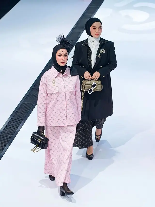 6 Gaya Glamor Arumi Bachsin Jadi Muse di Fashion Show Vivi Zubedi, Melenggang Anggun dengan Balutan Black-Pink