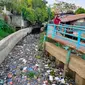 Sungai Tawar 1 yang merupakan anak Sungai Musi Palembang dipenuhi sampah menggenang menahun (Liputan6.com / Nefri Inge)