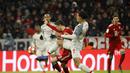 Duel antara Van Dijk dan Lewandowski pada leg kedua, babak 16 besar Liga Champions yang berlangsung di Stadion Allianz Arena, Munchen, Kamis (14/3). Liverpool menang 3-1. (AFP/Odd Andersen)