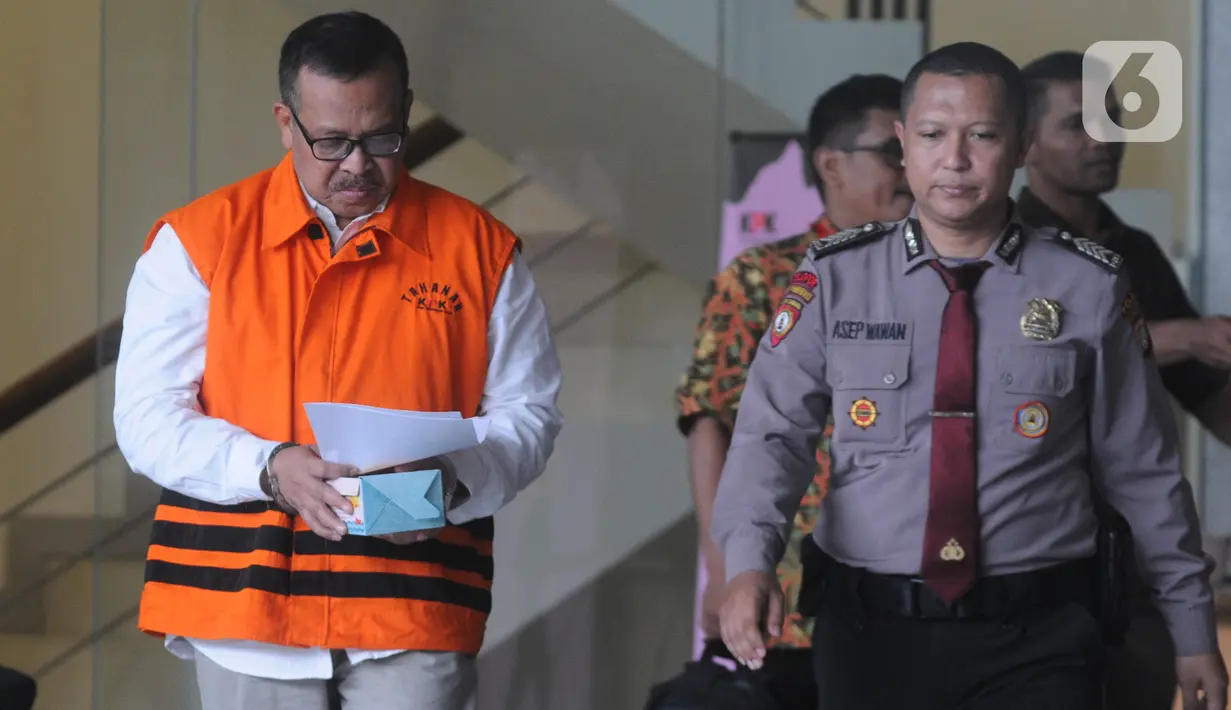 Agus Suryanto, staf khusus Bupati Kudus Muhammad Tamzil berjalan keluar akan menjalankan salat jumat saat diperiksa penyidik di Gedung KPK, Jakarta, Jumat (22/11/2019). Agus Suryanto diperiksa sebagai tersangka terkait kasus suap pengisian jabatan perangkat daerah Kabupaten Kudus tahun 2019. (merdek