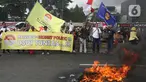 Massa dari berbagai elemen yang tergabung dalam tergabung dalam Koalisi Nasional Penyelamat Demokrasi membakar ban bekas saat berunjuk rasa di depan Gedung DPR/MPR, Jakarta, Selasa (5/3/2024). (merdeka.com/Arie Basuki)