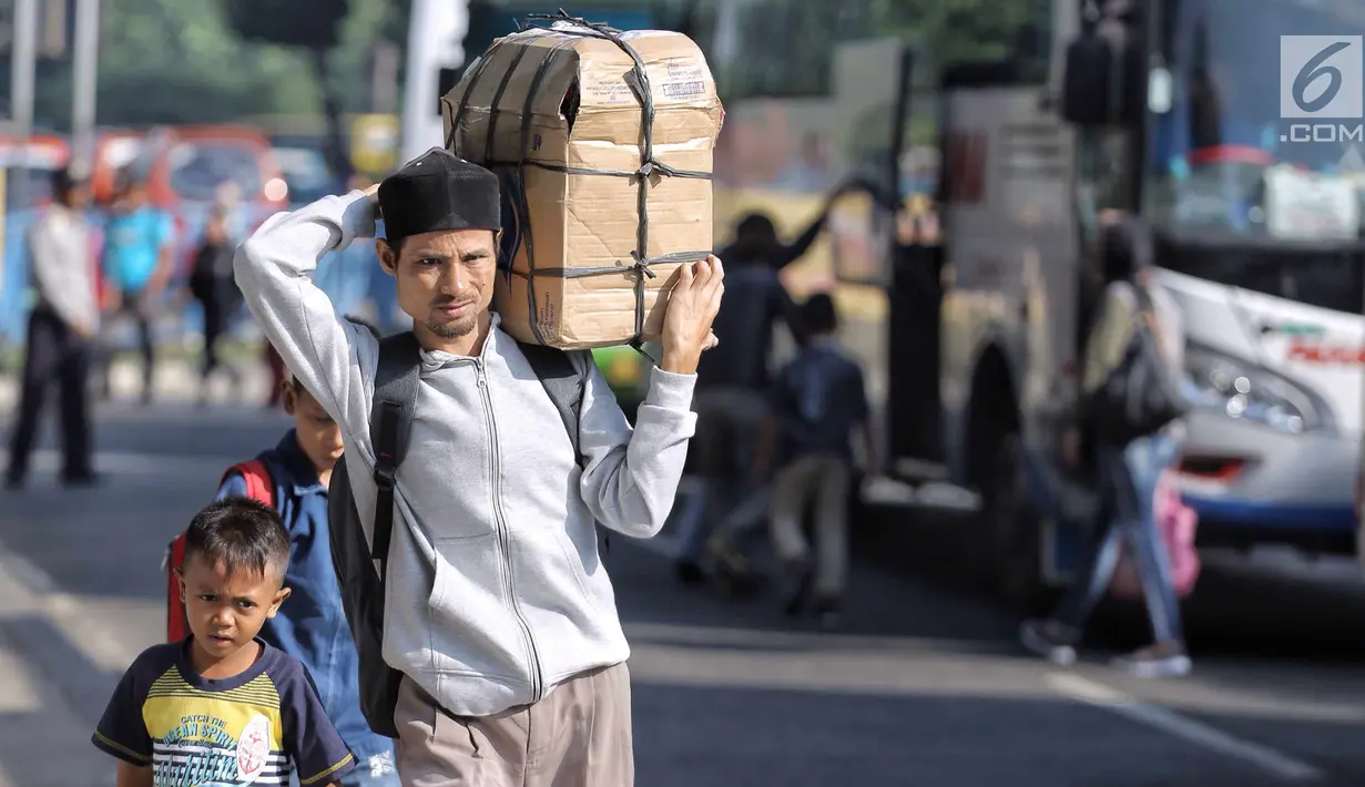 Penumpang berjalan usai turun dari bus Antar Kota Antar Provinsi di Terminal Kampung Rambutan, Jakarta, Selasa (19/6). Empat hari setelah Lebaran, jumlah penumpang yang tiba di Terminal Kampung Rambutan mencapai 17.492 orang. (Liputan6.com/Faizal Fanani)