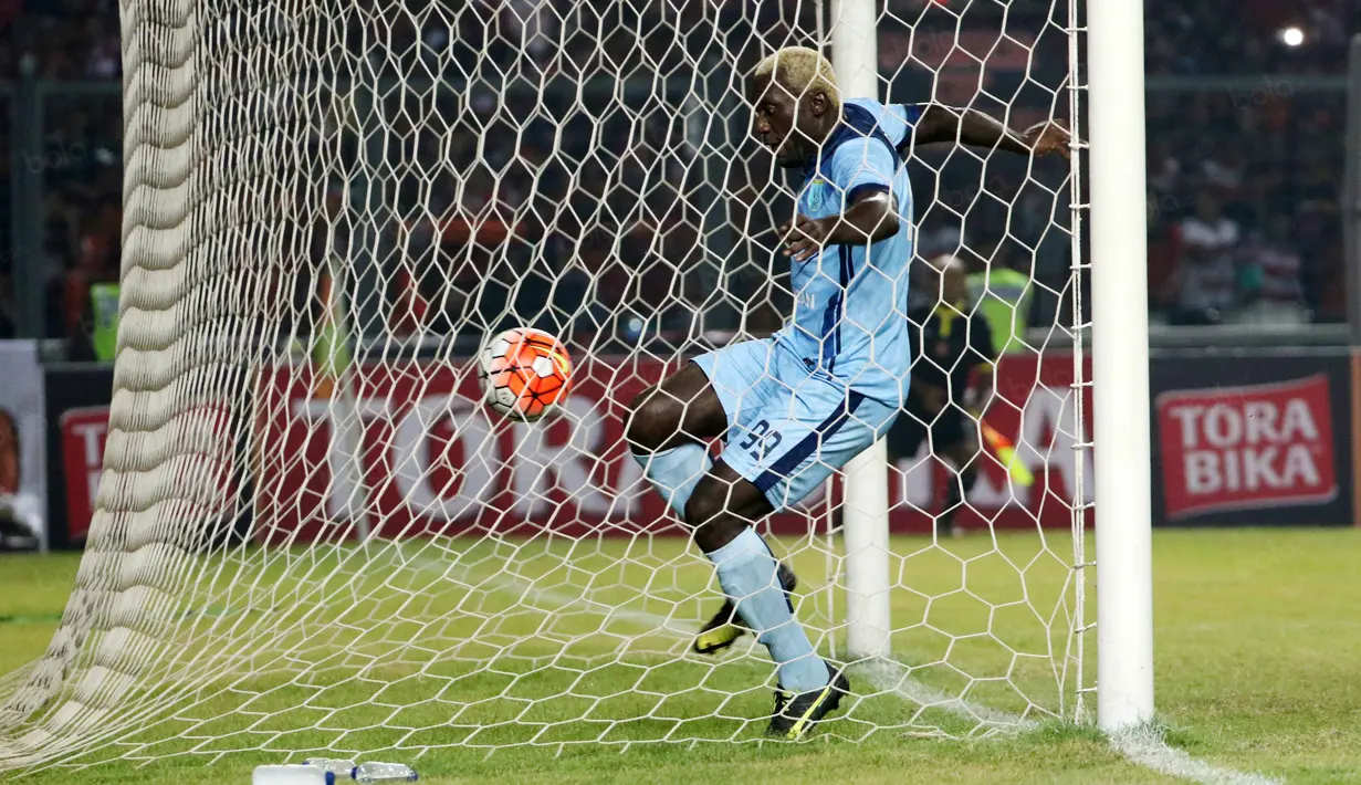 Striker Persela, Herman Dzumafo Epandi, masuk ke dalam gawang saat mencetak gol ke gawang Persija dalam laga Torabika Soccer Championship 2016 di Stadion Utama Gelora Bung Karno, Jakarta, Jumat (13/5/2016). (Bola.com/NIcklas Hanoatubun)