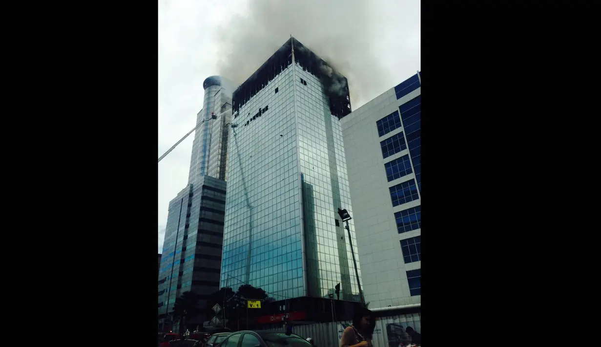 Kondisi Wisma Kosgoro di Jalan MH. Thamrin, Jakarta Pusat, hingga pukul 08.00 WIB, Selasa (10/3/2015) masih saja mengalami kebakaran. (twitter.com/dewa_Tee)
