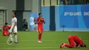 Gelandang timnas Singapura U-23, A R Pristifana Samion (9) berdoa usai berlaga melawan Filipina di penyisihan grup A Sea Games 2015 di Stadion Jalan Besar, Singapura, Senin (1/6/2015). Singapura unggul 1-0. (Liputan 6.com/Helmi Fithriansyah)