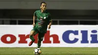 Gelandang PSMS Medan, Rachmad Hidayat, menggiring bola saat melawan PS Tira pada laga Liga 1 di Stadion Pakansari, Jawa Barat, Rabu (5/12). PSMS kalah 2-4 dari PS Tira. (Bola.com/Yoppy Renato)
