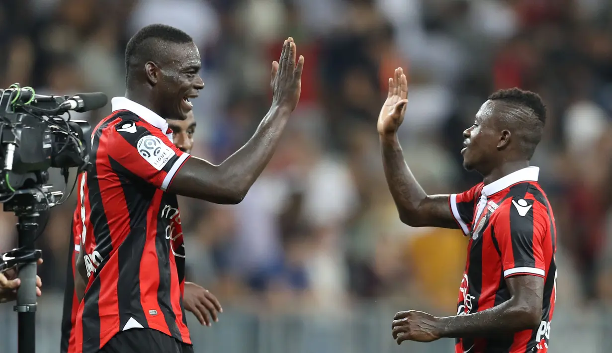 Mario Balotelli (kiri) bersama rekannya merayakan gol  saat melawan Olympique de Marseille pada lanjutan Ligue 1 Prancis di "Allianz Riviera" stadium, Nice, (12/9/2016) dini hari WIB. Nice menang 3-2. (AFP/Valery Hache)