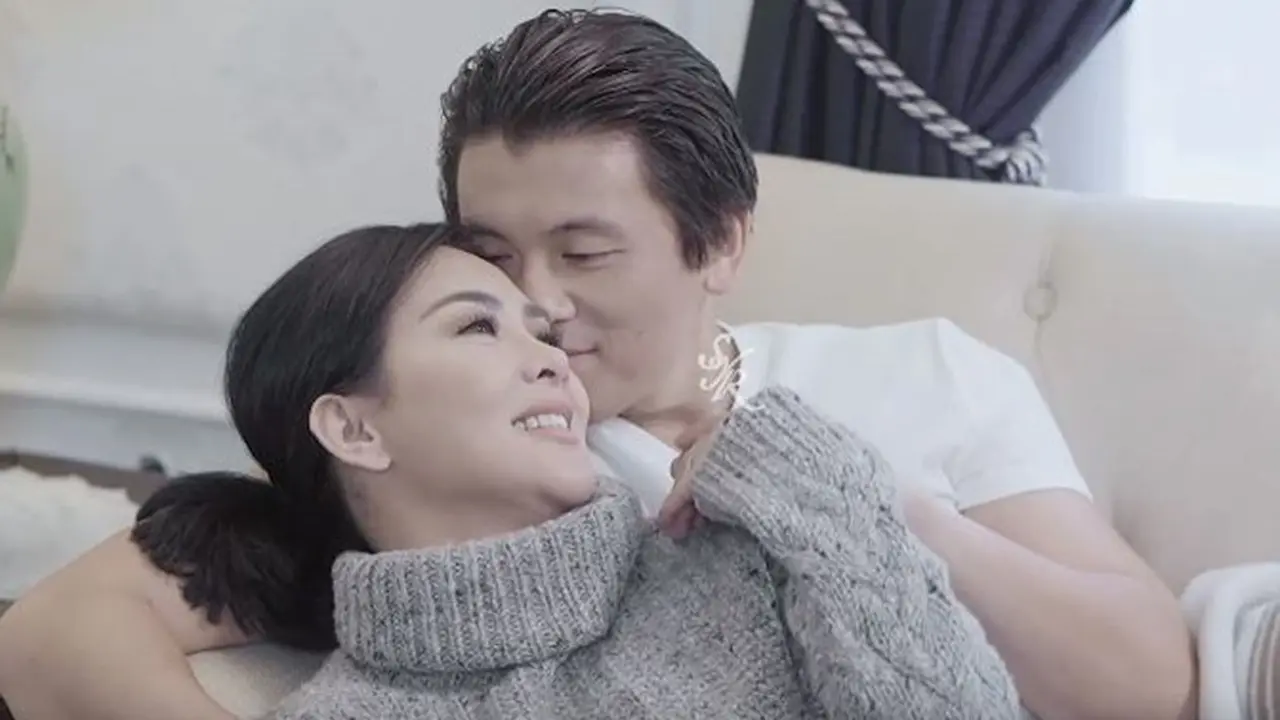 6 Momen Mesra Reino Barack Jadi Model Video Klip Syahrini, Romantis