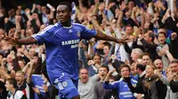 Gelandang Chelsea, Michael Essien, merayakan gol yang dicetaknya ke gawang Manchester City. Bersama The Blues dirinya tampil sebanyak 256 kali dengan menorehkan 25 gol serta 18 assist. (AFP/Carl De Souza)