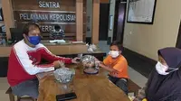 Mochamad Hafidh (9), siswa kelas 3 SDN Pasigaran 3 Dayeuhkolot, menyumbangkan koin hasil tabungan untuk membelikan APD tenaga medis yang bertugas menangani virus Corona. (Instagram @polsekdayeuhkolot1)