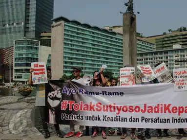 Aktivis Pemuda Untuk Keadilan dan Persatuan Indonesia (PKPI) menggelar aksi damai di Bundaran HI, Jakarta, Minggu (28/6/2015). Mereka menolak mantan Gubernur DKI Jakarta Sutiyoso menjadi Kepala Badan Intelijen Negara (BIN). (Liputan6.com/Faizal Fanani)