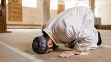 Ilustrasi muslim salat, duha. (Foto oleh Alena Darmel: https://www.pexels.com/id-id/foto/pria-orang-dalam-ruangan-muslim-8164381/)