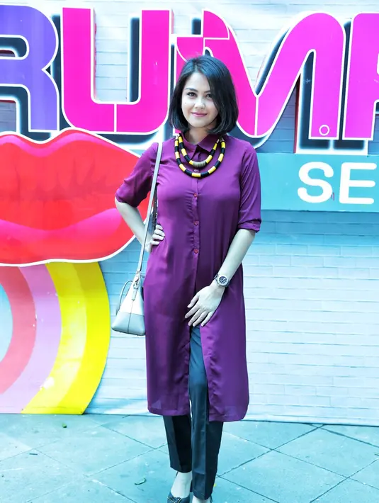 Dalam film terbarunya, ia berperan sebagai seorang dokter kandungan. Ia telah bertunangan dengan seorang prajurit, yang diperankan oleh Rio Dewanto. Beruntung ia memiliki pengalaman rutin memeriksakan kehamilannya. (Adrian Putra/Bintang.com)