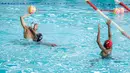 Pemain Pari Sakti, Caesar Kirano berusaha mencetak gol ke gawang Tirta Kencana 78 saat laga polo air Indonesia Open Aquatic Championships 2025 di Stadion Akuatik Gelora Bung Karno, Senayan, Jakarta, Rabu (12/11/2025). (Bola.com/Bagaskara Lazuardi)