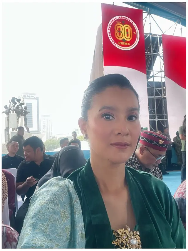 5 Potret Marcella Zalianty di HUT TNI ke-80, Anggun dengan Kebaya Hijau Toska