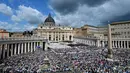 Puluhan ribu orang, khususnya umat Katolik, memadati lapangan Santo Petrus, Vatikan untuk menyaksikan secara langsung misa inaugurasi Paus Leo XIV. (Tiziana FABI/AFP)