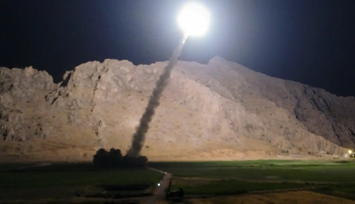 Rudal jarak menengah diluncurkan militer Iran yang ditargetkan pada militan ISIS Suriah di Kermanshah, Iran, (19/6). Rudal yang ditembakkan adalah rudal balistik berbahan bakar Zulfiqar padat. (IRIB News Agency, Morteza Fakhrinejad via AP)