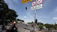 Sejumlah rambu pelarangan sepeda motor terpasang di beberapa persimpangan menuju Jalan MH Thamrin, Jakarta. Foto diambil pada Senin (15/12/2014). (Liputan6.com/Faizal Fanani)