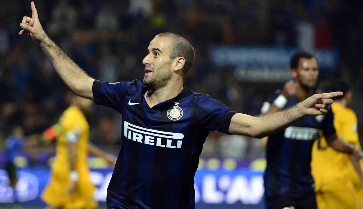 Rodrigo Palacio. Striker Argentina berusia 40 tahun yang kini memasuki musim pertama bersama Brescia di Serie B ini mampu menjadi top skor Inter Milan di 2 musim berurutan Liga Italia yaitu di musim 2012/2013 dan 2013/2014. Ia mampu mencetak 12 dan 17 gol di dua musim tersebut. (AFP/Olivier Morin)