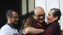Penyidik senior KPK Novel Baswedan (tengah) berpelukan dengan Wakil Ketua KPK Saut Situmorang di Gedung KPK, Jakarta, Jumat (27/7). Sebelumnya Novel Baswedan absen 16 bulan untuk menyembuhkan matanya yang diserang air keras. (Merdeka.com/Dwi Narwoko)