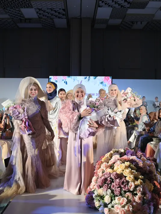 <p>Ada juga siluet dress dengan cape dan dress dengan tutu yang bervolume. [Foto: Scarf]</p>