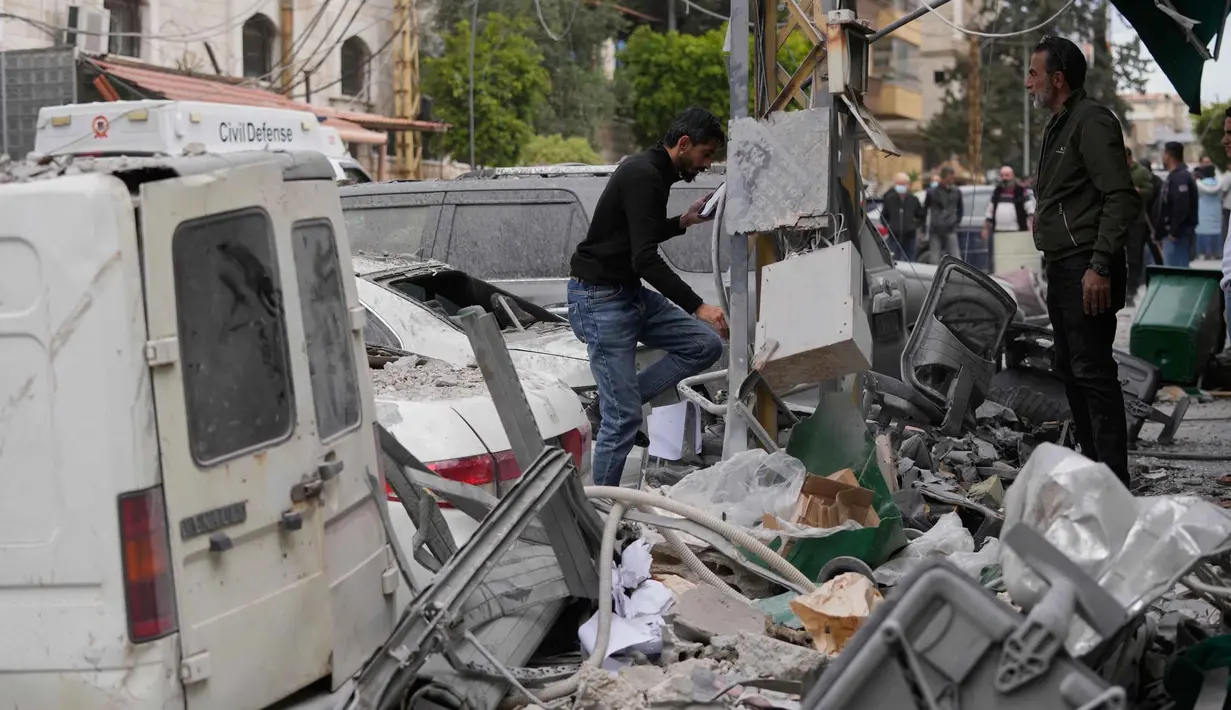Sementara, tiga prajurit TNI lainnya terluka dalam insiden yang sama. Tampak dalam foto, warga memeriksa lokasi serangan udara Israel yang menghantam sebuah apartemen di Dahiyeh, pinggiran selatan Beirut, Lebanon, Senin, 30 Maret 2026. (AP Photo/Hassan Ammar)