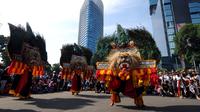 Penari Reog Ponorogo beraksi saat pelaksanaan Car Free Day di kawasan Jalan Jenderal Surdirman, Jakarta, Minggu (13/3/2016). Penampilan Reog Ponorogo ini sosialisasi menuju pengakuan UNESCO sebagai warisan budaya dunia. (Liputan6.com/Helmi Fithriansyah)