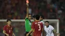 Timnas Indonesia harus bermain dengan sepuluh pemain setelah Hanif Sjahbandi mendapat kartu merah saat melawan Vietnam di Stadion MPS, Selangor, Selasa (22/8/2017). Indonesia imbangi Vietnam 0-0. (Bola.com/Vitalis Yogi Trisna)