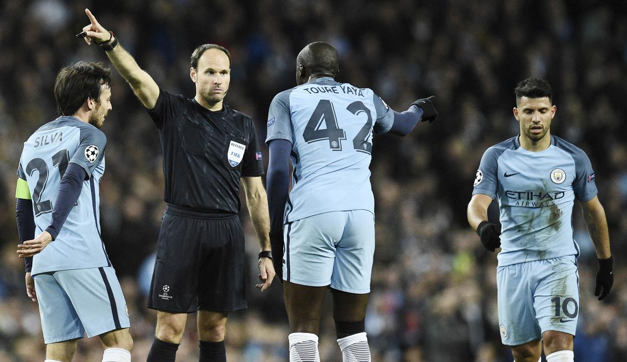 Antonio Miguel Mateu Lahoz secara resmi dipercaya UEFA untuk memimpin laga final Liga Champions antara Manchester City kontra Chelsea. (AFP/Oli Scarff)