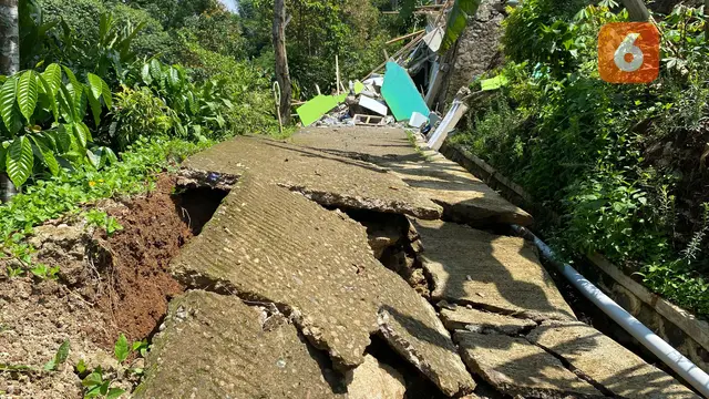 Dampak pergerakan tanah di Kampung Tegalkaso Desa Bencoy, Kecamatan Cireunghas Kabupaten Sukabumi (Liputan6.com/Fira Syahrin).