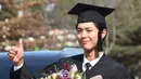 Kabar bahagia datang dari Park Bo Gum, lantaran pria berwajah tampan ini berhasil menyelesaikan pendidikan S1 di Universitas Mnyongji jurusan film dan teater. (Foto: soompi.com)