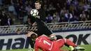 Striker Real Madrid, Gareth Bale, berusaha melewati kiper Real Sociedad, Geronimo Rulli, pada laga La Liga di Stadion Anoeta, Minggu (17/9/2017). Real Madrid menang 3-1 atas Real Sociedad. (AP/Alvaro Barrientos)